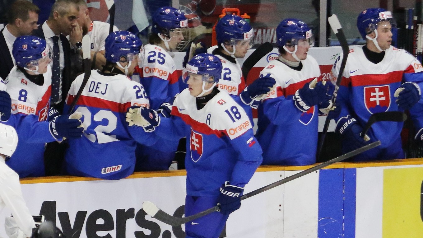 Slovenská striedačka po góle na MS v hokeji 2025 hráčov do 20 rokov.