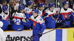 Slovenská striedačka po góle na MS v hokeji 2025 hráčov do 20 rokov.