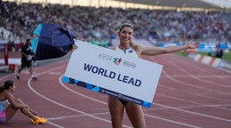 Emma Zapletalová pózuje po víťazstve v behu na 400 metrov prekážok na prestížnom mítingu Diamantovej ligy v marockom Rabate.