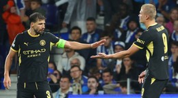 Hráč Manchesteru City Erling Haaland (vpravo) oslavuje so spoluhráčom Rubenom Diasom