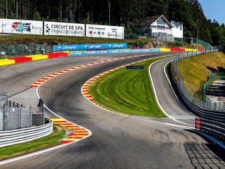 Legendárna zákruta Eau Rouge na okruhu Spa Francorchamps. 