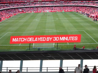 Začiatok zápasu Arsenal - Nottingham Forest sa posunul o 30 minút neskôr.