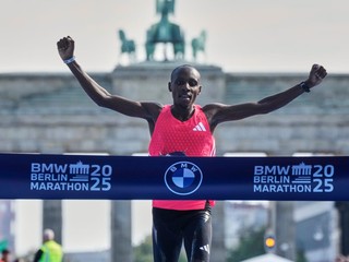 Keňan Sebastian Sawe víťazí v kategórii mužov na Berlínskom maratóne