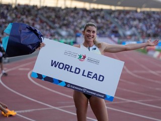 Emma Zapletalová pózuje po víťazstve v behu na 400 metrov prekážok na prestížnom mítingu Diamantovej ligy v marockom Rabate.