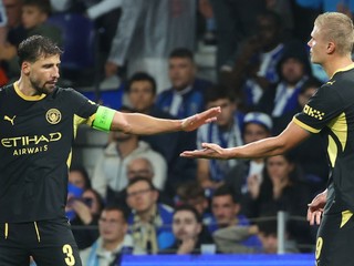 Hráč Manchesteru City Erling Haaland (vpravo) oslavuje so spoluhráčom Rubenom Diasom