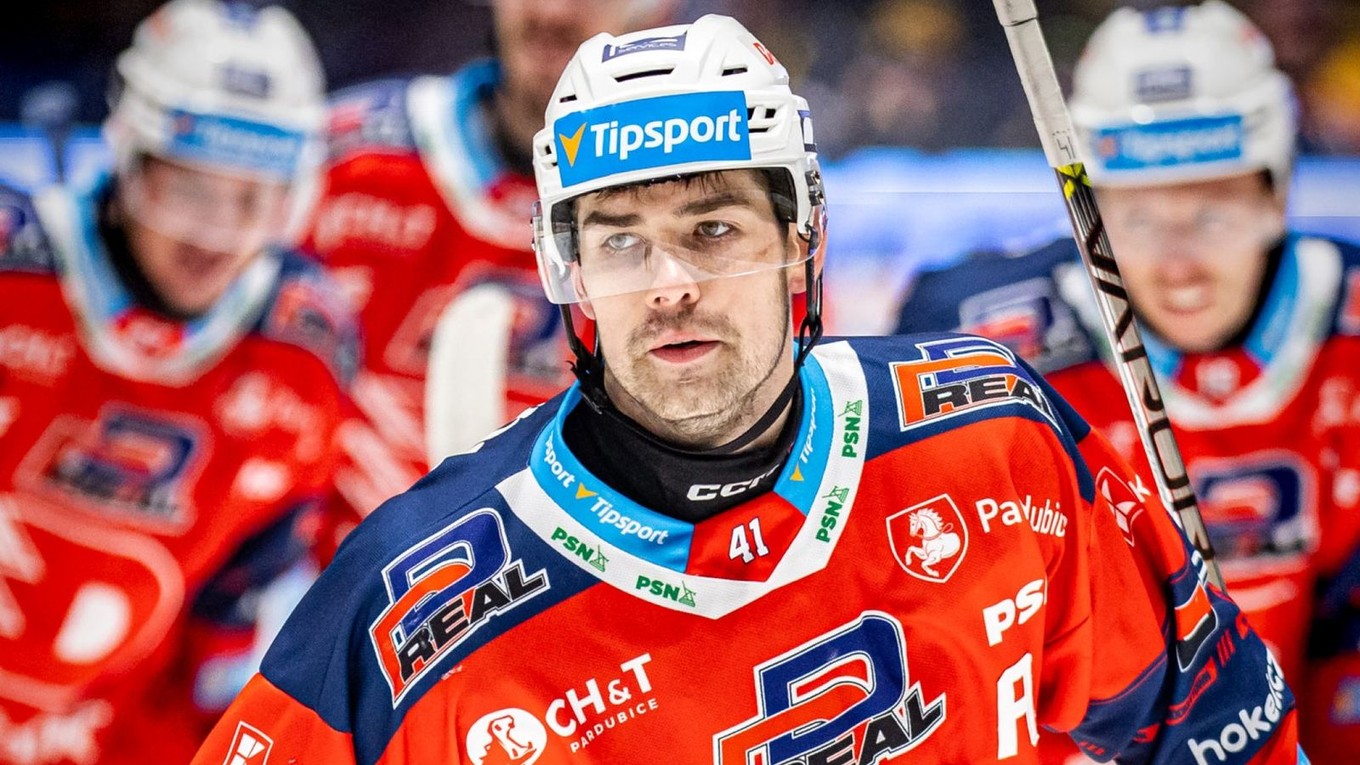 Slovenský obranca Peter Čerešňák v službách tímu HC Dynamo Pardubice.