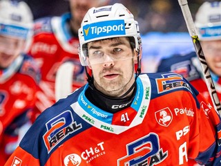 Slovenský obranca Peter Čerešňák v službách tímu HC Dynamo Pardubice.