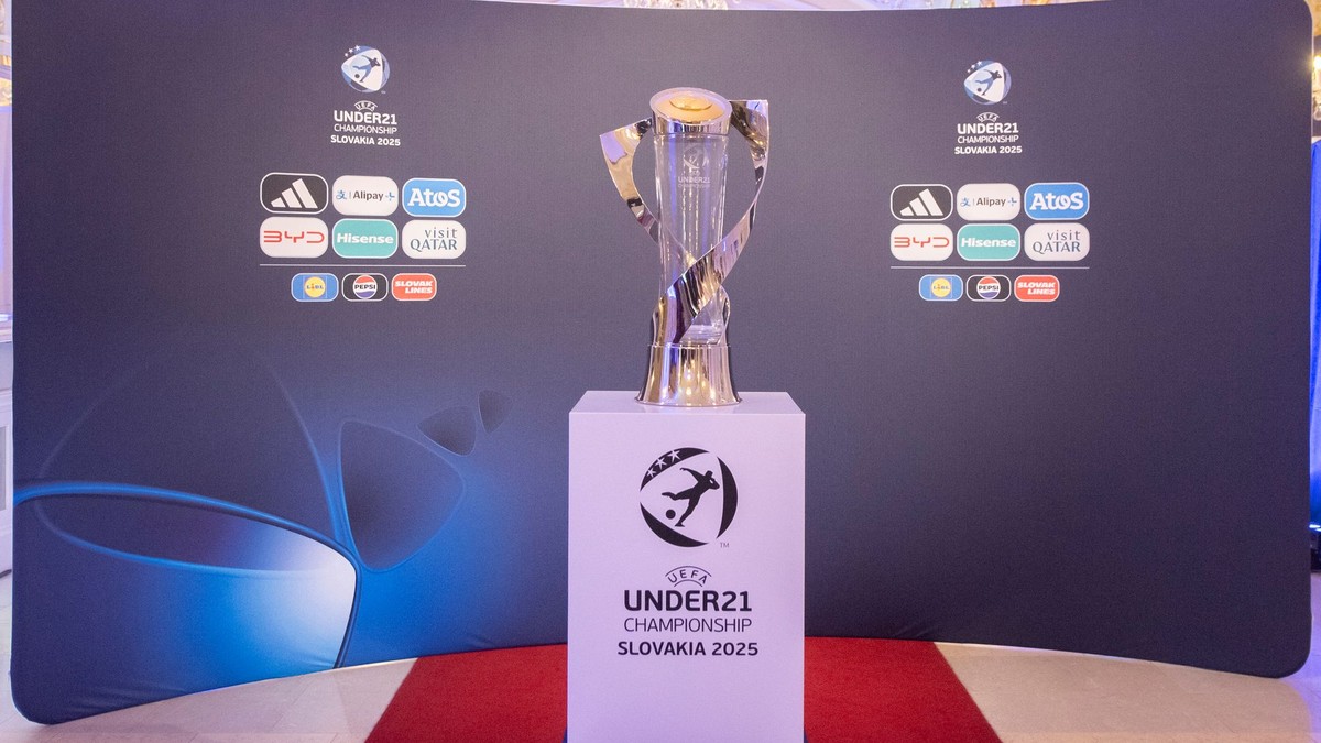 Trofej pre víťaza ME vo futbale do 21 rokov pred žrebom EURO U21 2025 v Bratislave.