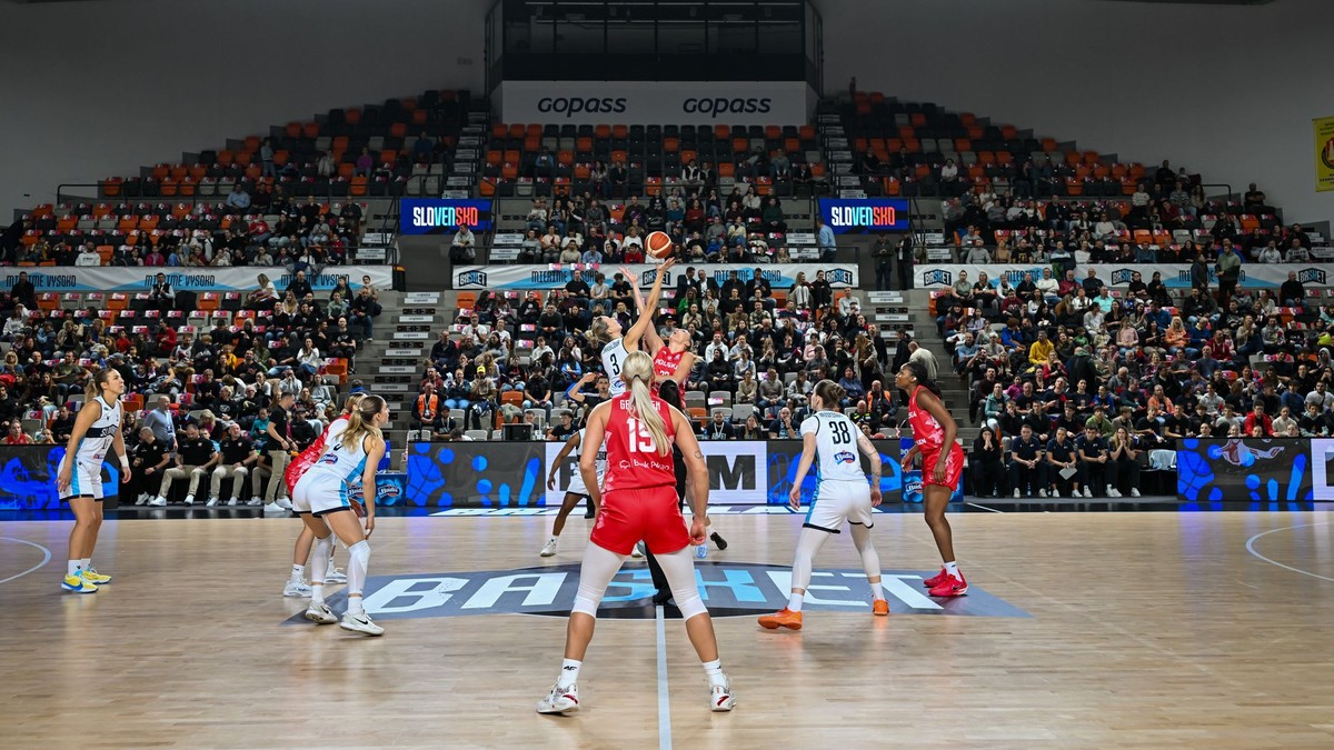 Hráčky slovenskej a poľskej reprezentácie počas basketbalového zápasu kvalifikácie ME 2027.