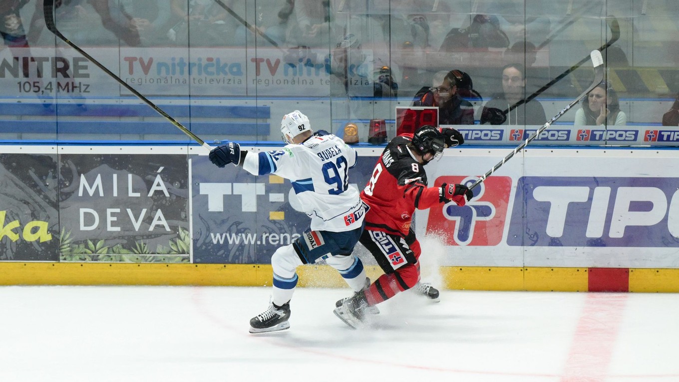 Zľava Miloš Bubela (Nitra) a Collin James Adams (Banská Bystrica) v zápase 11. kola Tipos extraligy HK Nitra - HC Banská Bystrica.