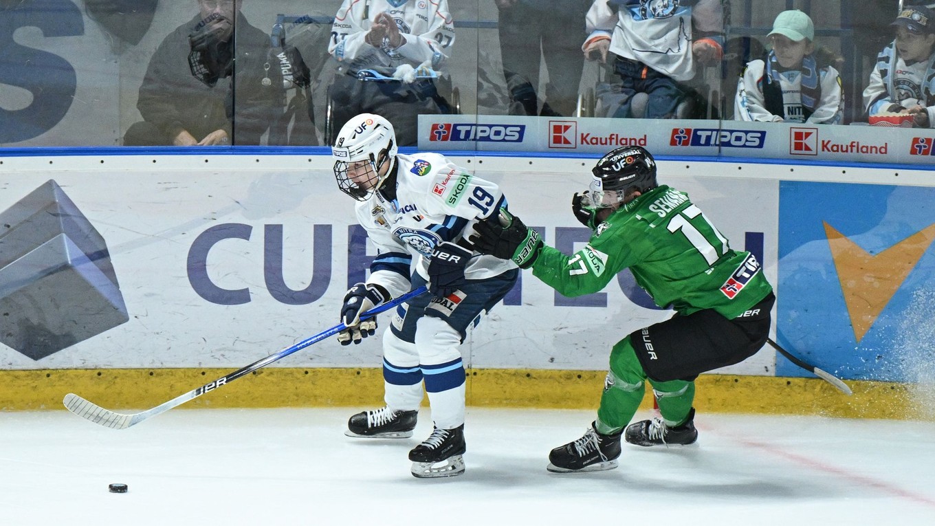 Zľava Tomáš Chrenko (Nitra) a Martin Semaňák (Nové Zámky) v zápase 17. kola Tipos extraligy HK Nitra - HC Nové Zámky.