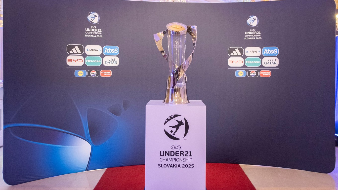 Trofej pre víťaza ME vo futbale do 21 rokov pred žrebom EURO U21 2025 v Bratislave.