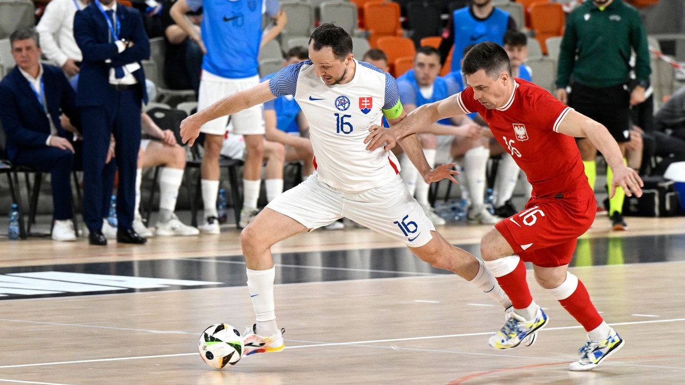 Tomáš Drahovský (Slovensko) a Maciej Jankowski (Poľsko) počas zápasu hlavného kola kvalifikácie ME 2026 3. skupiny.