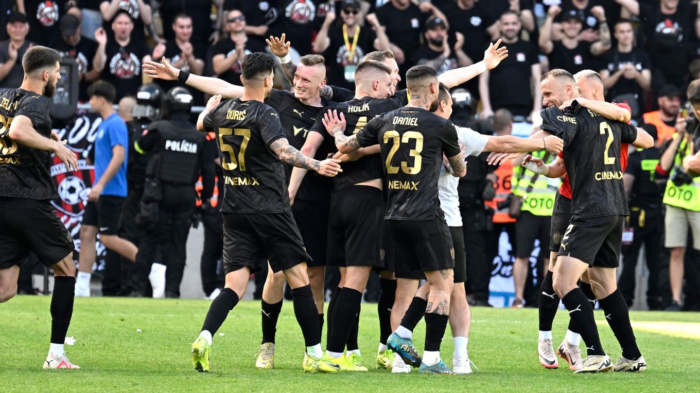 Futbalisti Trnavy oslavujú zisk Slovenského pohára pre sezónu 2024/25.