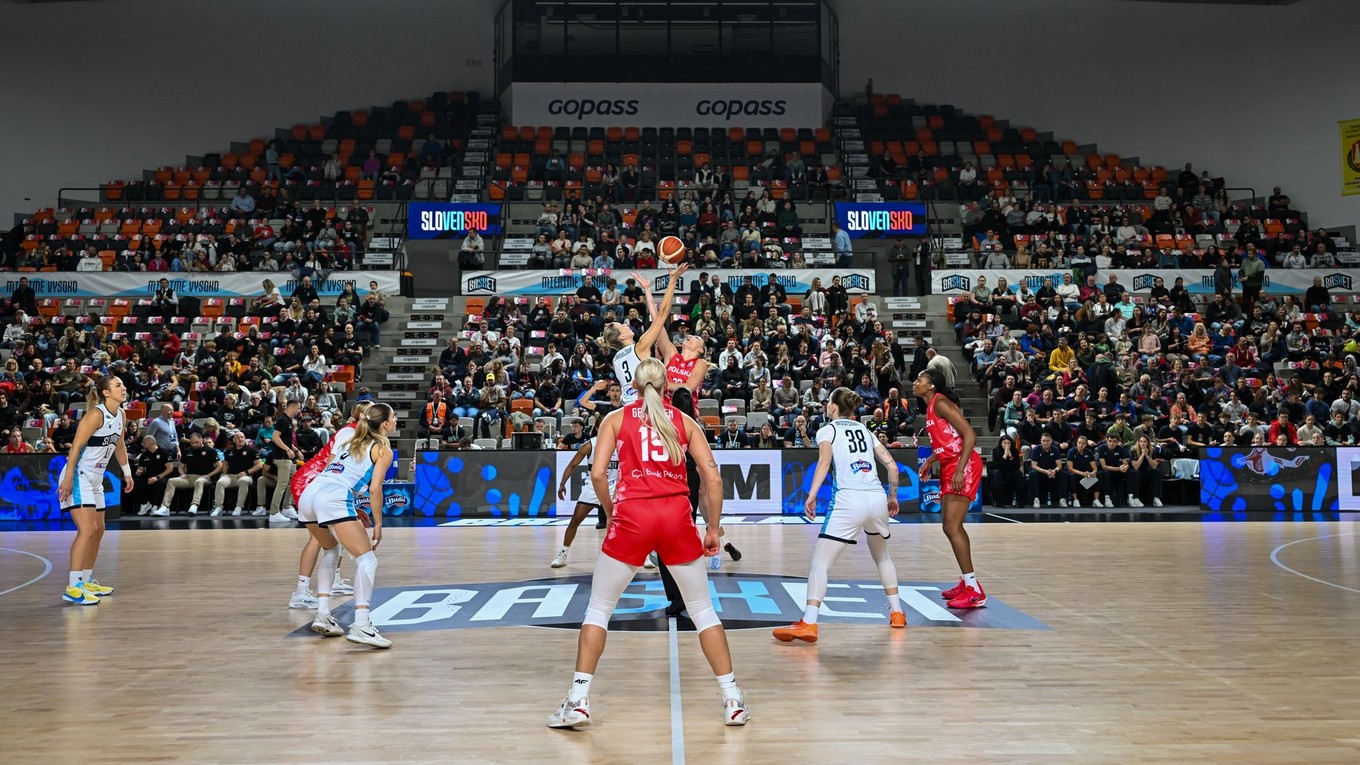 Hráčky slovenskej a poľskej reprezentácie počas basketbalového zápasu kvalifikácie ME 2027.