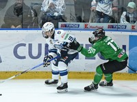 Zľava Tomáš Chrenko (Nitra) a Martin Semaňák (Nové Zámky) v zápase 17. kola Tipos extraligy HK Nitra - HC Nové Zámky.