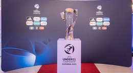 Trofej pre víťaza ME vo futbale do 21 rokov pred žrebom EURO U21 2025 v Bratislave.