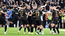 Futbalisti Trnavy oslavujú zisk Slovenského pohára pre sezónu 2024/25.