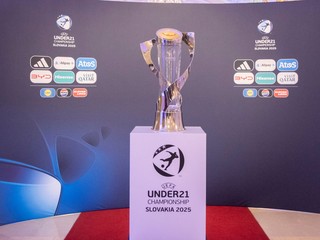 Trofej pre víťaza ME vo futbale do 21 rokov pred žrebom EURO U21 2025 v Bratislave.