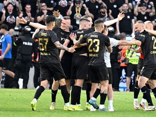 Futbalisti Trnavy oslavujú zisk Slovenského pohára pre sezónu 2024/25.