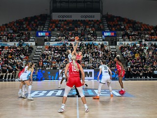 Hráčky slovenskej a poľskej reprezentácie počas basketbalového zápasu kvalifikácie ME 2027.