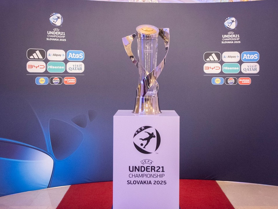 Trofej pre víťaza ME vo futbale do 21 rokov pred žrebom EURO U21 2025 v Bratislave.