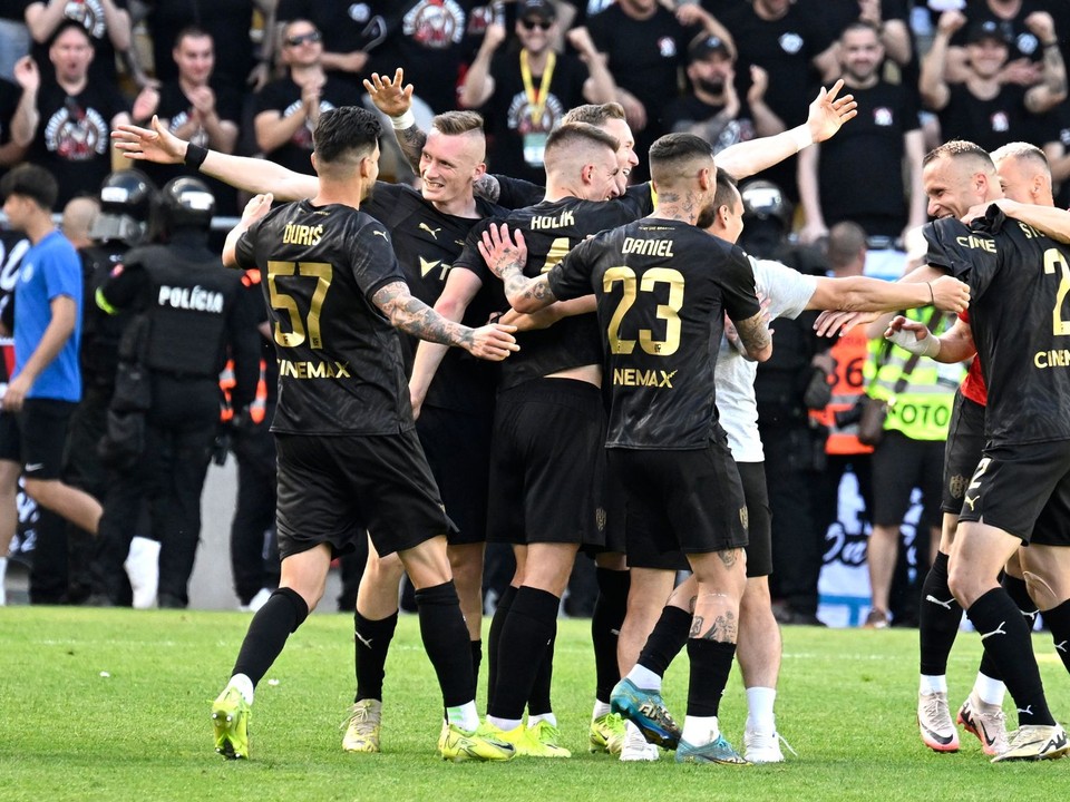 Futbalisti Trnavy oslavujú zisk Slovenského pohára pre sezónu 2024/25.