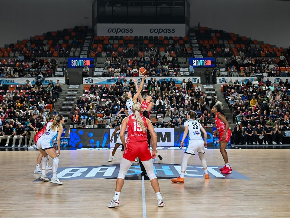 Hráčky slovenskej a poľskej reprezentácie počas basketbalového zápasu kvalifikácie ME 2027.