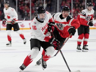 Connor Bedard v drese Kanady na MS v hokeji do 20 rokov 2023.  