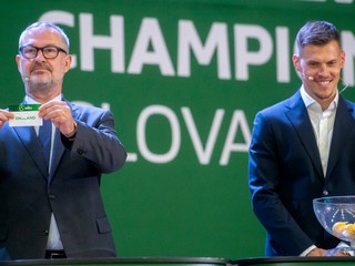 Ambasádor turnaja Martin Škrtel (vpravo) a zástupca UEFA Lance Kelly počas žrebu. 