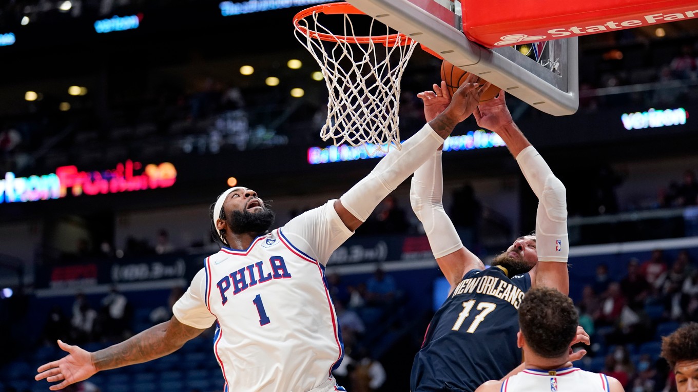 Andre Drummond blokuje strelu Jonasa Valanciunasa v zápase Philadelphia 76ers - New Orleans Pelicans v NBA.