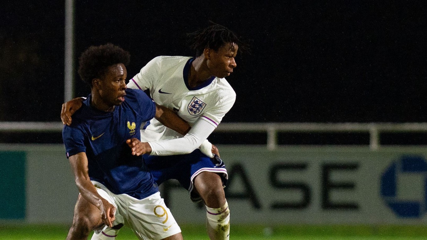 Rayane Messi (vľavo) a Stephen Mfuni v zápase Anglicko U17 - Francúzsko U17 v marci 2024.