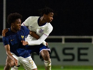 Rayane Messi (vľavo) a Stephen Mfuni v zápase Anglicko U17 - Francúzsko U17 v marci 2024.