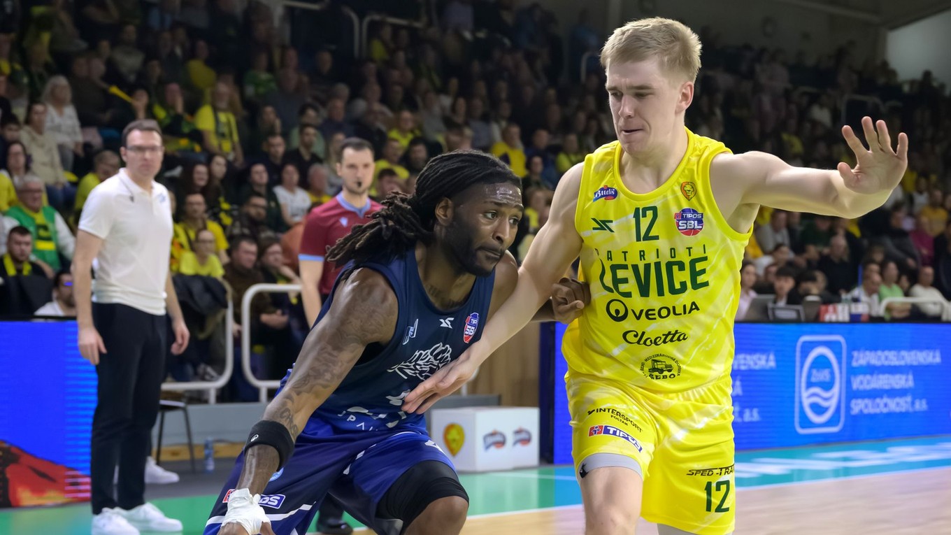 Na snímke zľava Jordan Lamont Jones (Nitra) a Aatu Albert Kivimäki (Levice).