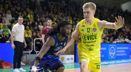 Na snímke zľava Jordan Lamont Jones (Nitra) a Aatu Albert Kivimäki (Levice).