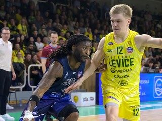 Na snímke zľava Jordan Lamont Jones (Nitra) a Aatu Albert Kivimäki (Levice).