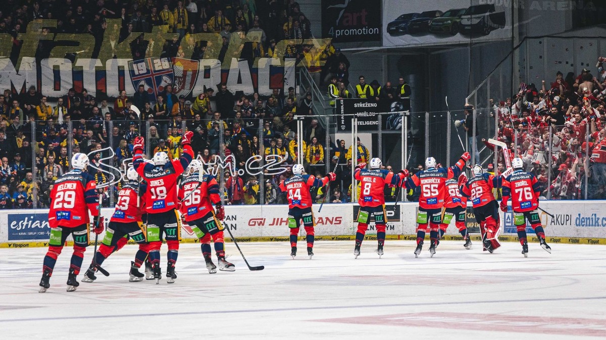 Radosť hráčov Pardubíc.