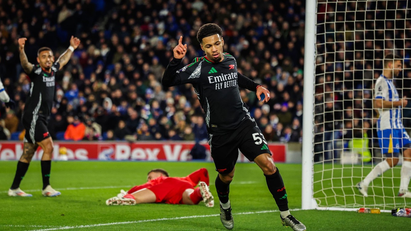 Hráč Arsenalu Ethan Nwaneri (vpredu) sa teší z gólu. 