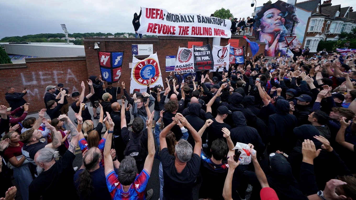 Fanúšikovia Crystal Palace počas protestu voči preradeniu z Európskej ligy.