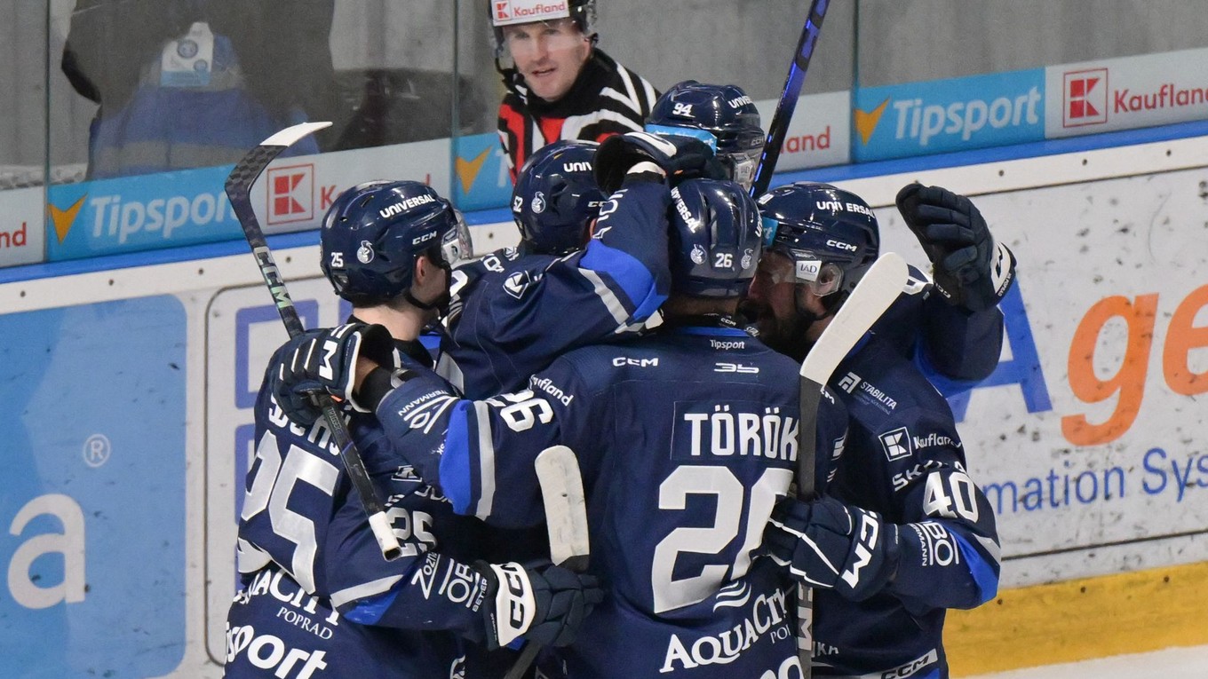 Hráči Popradu sa tešia z gólu.