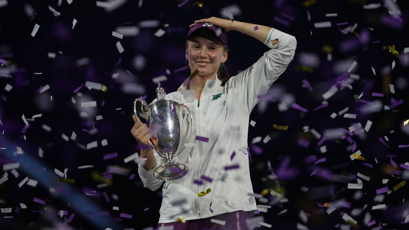 Kazašská tenistka Jelena Rybakinová pózuje s trofejou