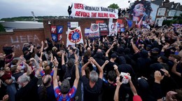 Fanúšikovia Crystal Palace počas protestu voči preradeniu z Európskej ligy.