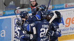 Hráči Popradu sa tešia z gólu.