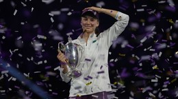 Kazašská tenistka Jelena Rybakinová pózuje s trofejou