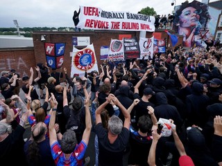 Fanúšikovia Crystal Palace počas protestu voči preradeniu z Európskej ligy.