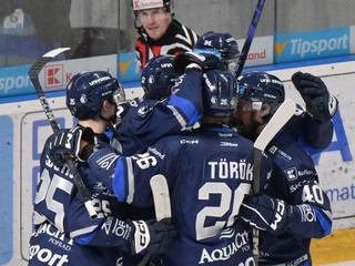 Hráči Popradu sa tešia z gólu.