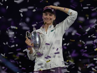 Kazašská tenistka Jelena Rybakinová pózuje s trofejou