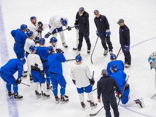 Slovenskí hokejisti počas tréningu na ZOH 2022 v Pekingu.