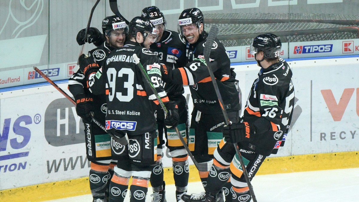 Radosť hráčov Košíc po úvodnom góle v zápase 19. kola hokejovej Tipos extraligy HK Nitra - HC Košice.