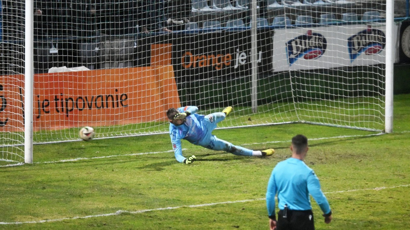 Brankár Michaloviec Viktor Budinský inkasuje vyrovnávajúci gól na 2:2 z pokutového kopu počas zápasu 19. kola Niké ligy MFK Zemplín Michalovce - FK Železiarne Podbrezová.